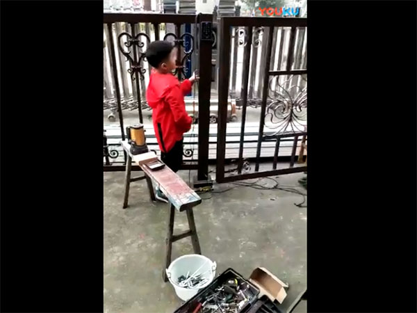 护栏带花门安装案例